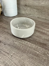 Load image into Gallery viewer, Marbled Concrete Round Bowls